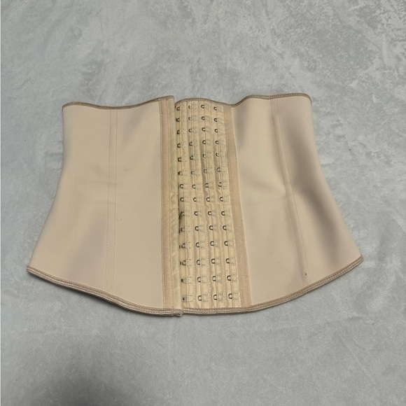 2 Medium Waist Trainers - Picture 2 of 12